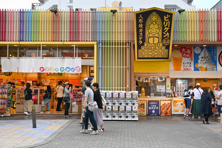 通天閣商店街を人が歩いている