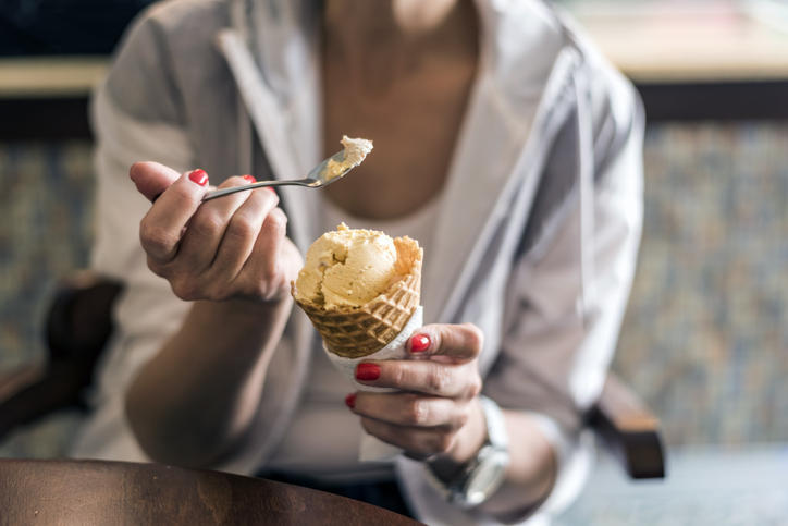 アイスクリームを食べようとしている女性