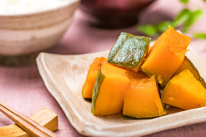 白い皿に盛られたかぼちゃの煮物