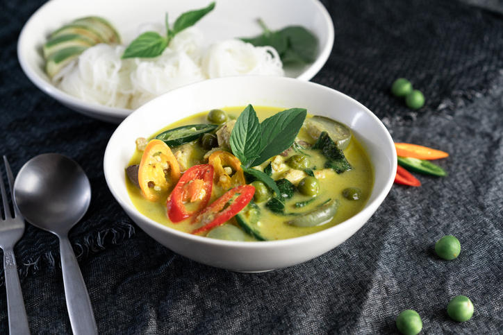 白い丸い皿に盛られたグリーンカレー