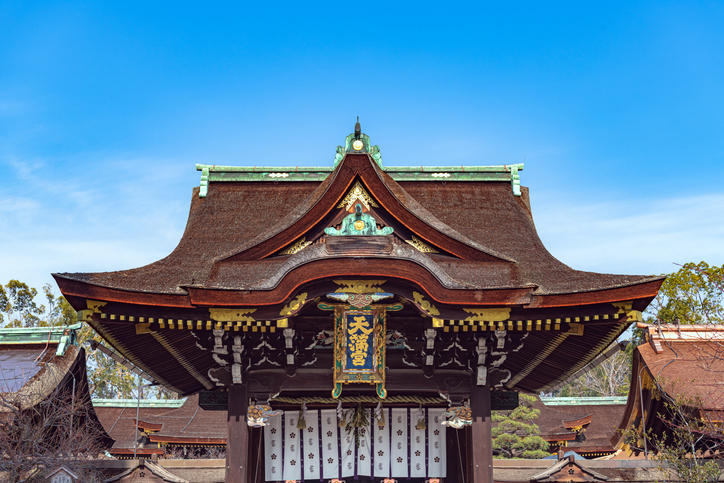 北野天満宮の本殿前にある三光門