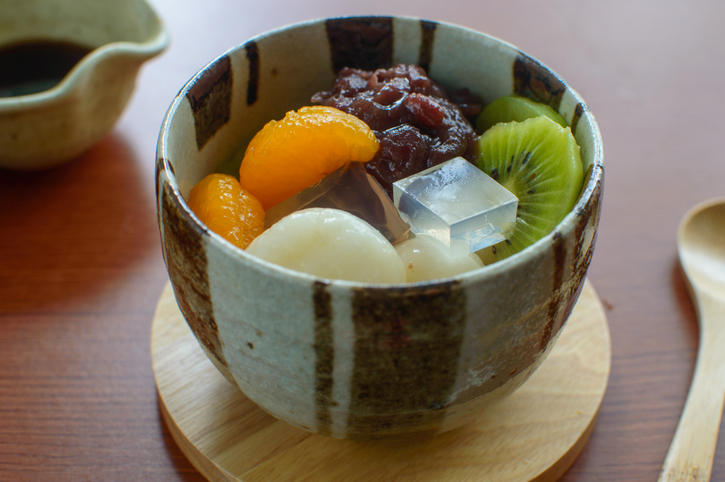 小鉢に入ったあんみつのクローズアップ
