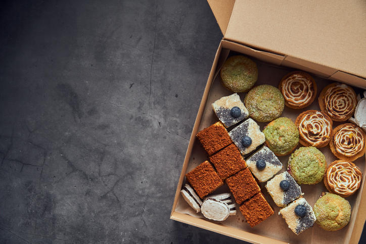 ギフト箱に詰められたさまざまな種類のフランス菓子