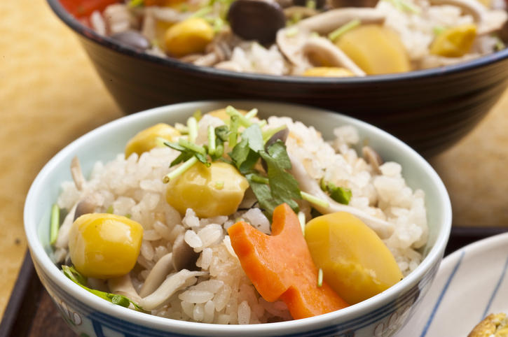 白と青の茶碗に入った栗ごはん