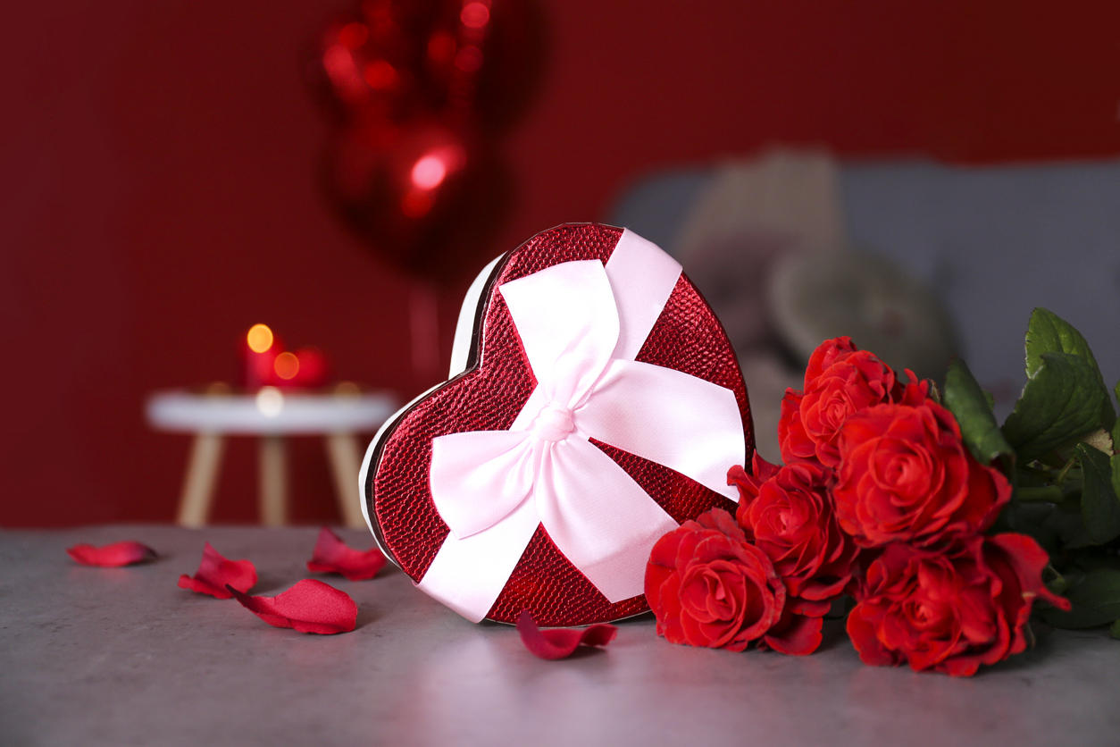 赤いバラの花束、ハート型のギフト箱やバルーン