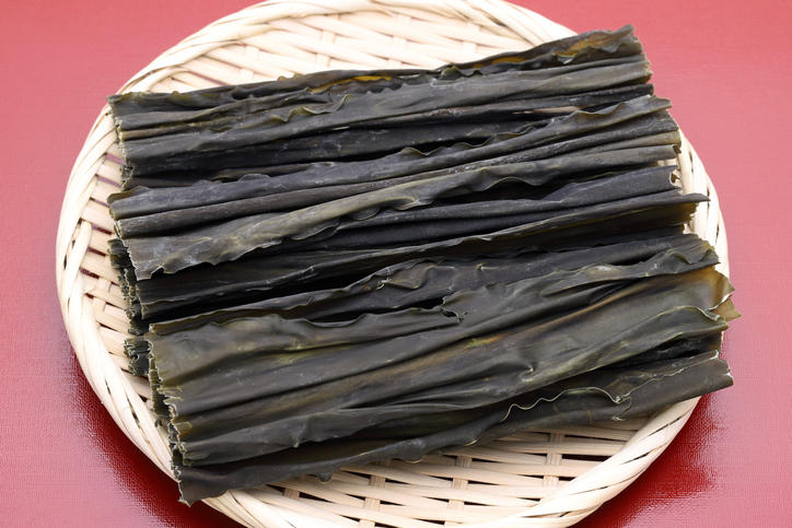 盆ザルにのった出汁昆布