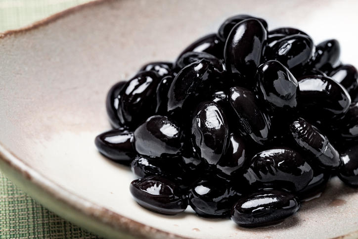 陶器に盛り付けた黒豆煮