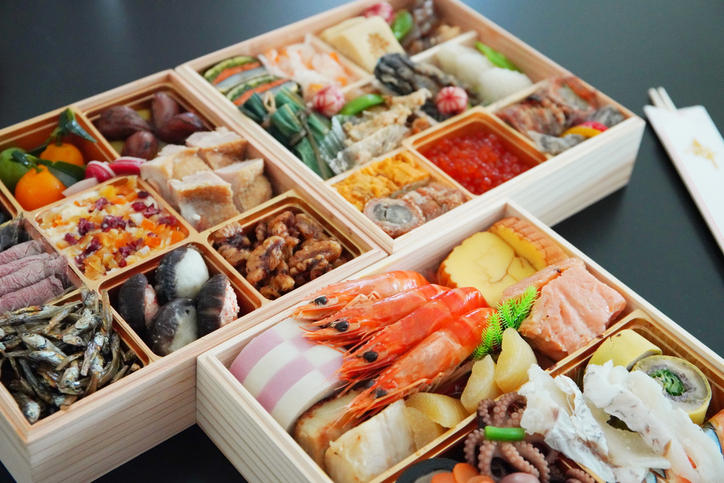 木製の重箱に入ったおせち料理