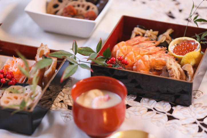 おせちの重箱と茶碗蒸し、煮物