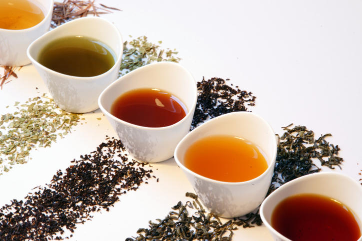 さまざまな茶葉、それで淹れられたお茶が並んでいる