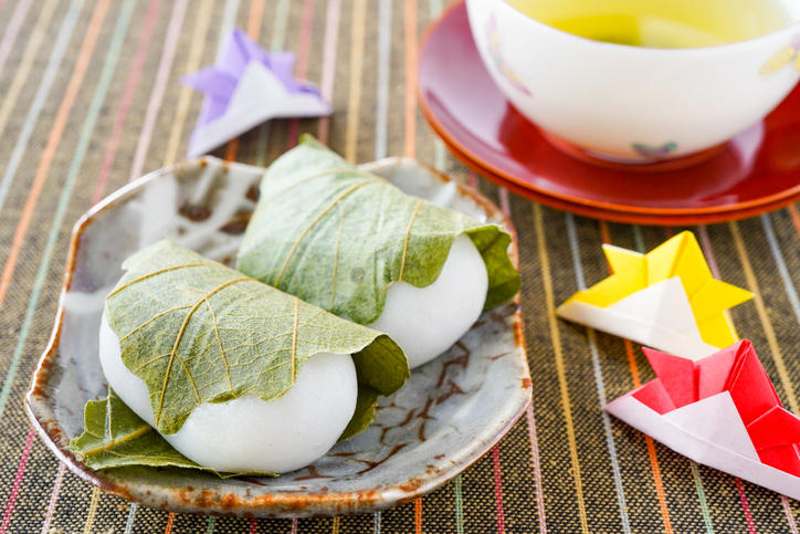 柏餅と折り紙の兜とお茶