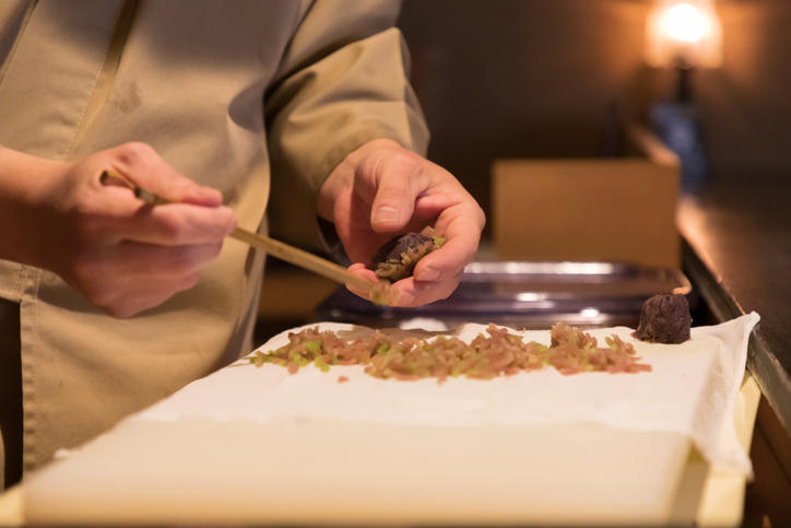 職人が和菓子を作っている様子