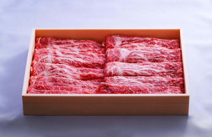 木箱に霜降り肉が詰め合わせになっている様子