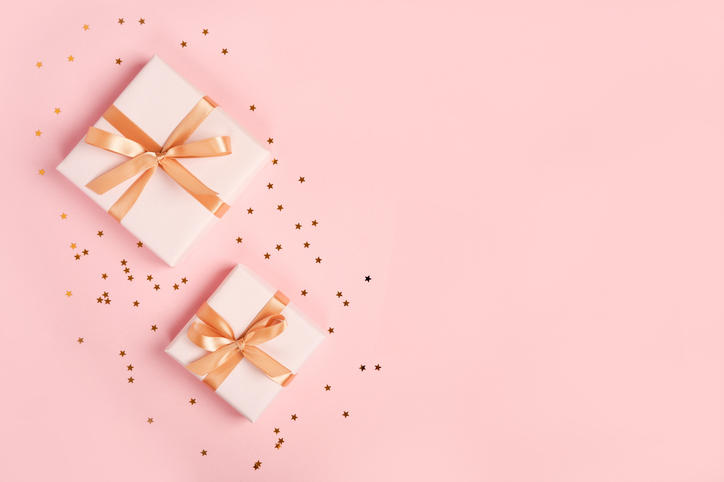 薄いピンク色のプレゼントボックス2個