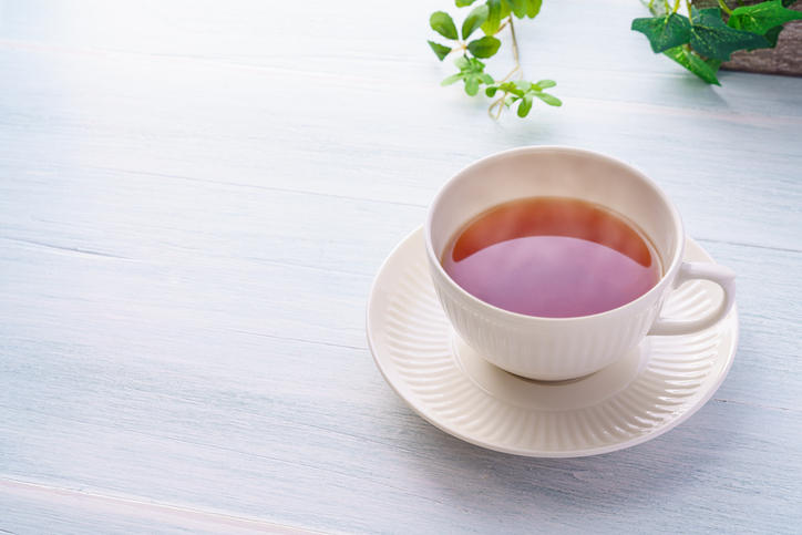 白いティーカップに紅茶が注がれている