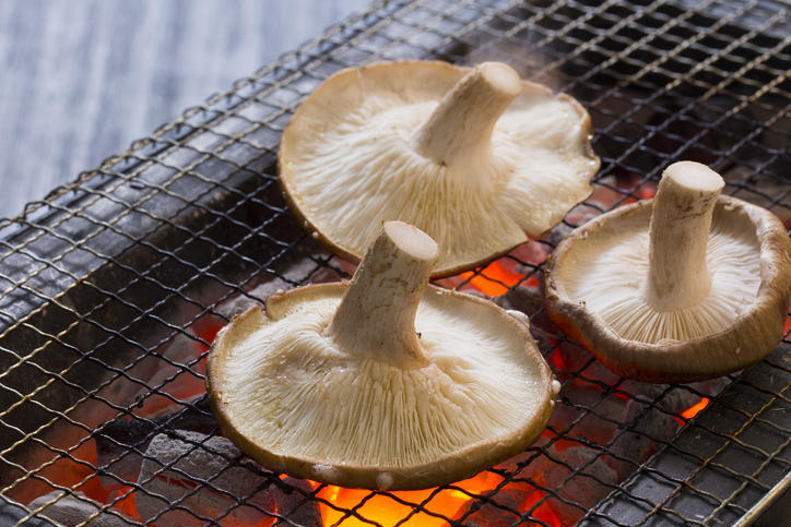 網の上で焼いているしいたけ