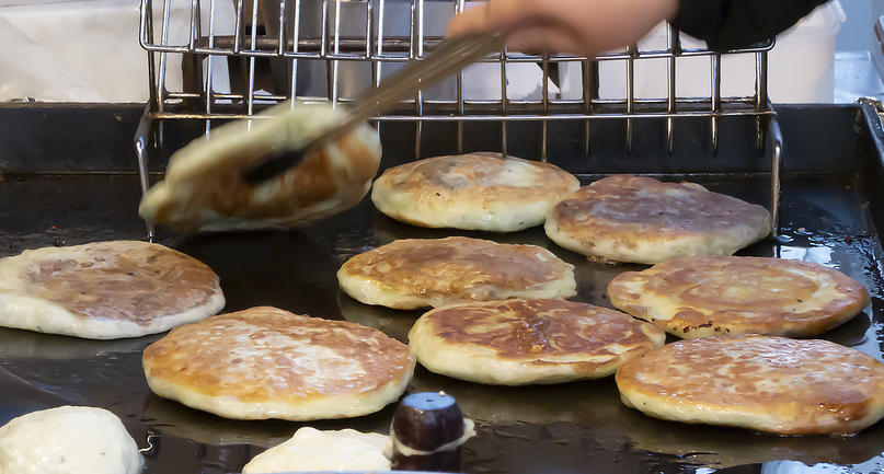 天板の上で焼かれているホットク