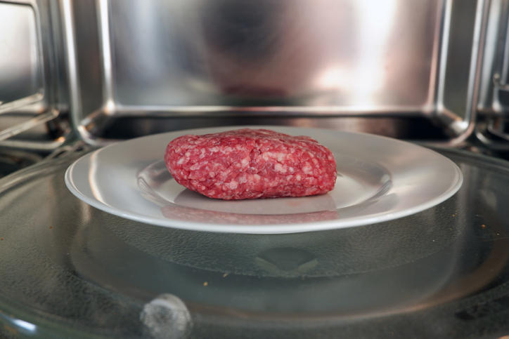 ひき肉を皿に乗せて電子レンジで解凍している