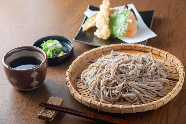 ざるそばとつゆ、薬味と天ぷら
