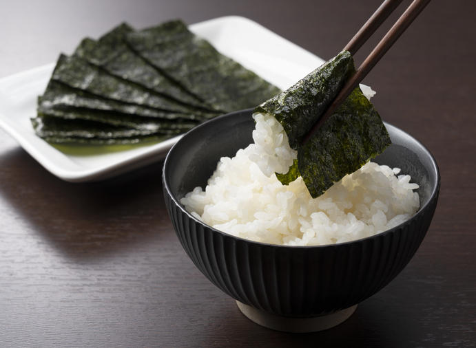 お茶椀にのったごはんと海苔