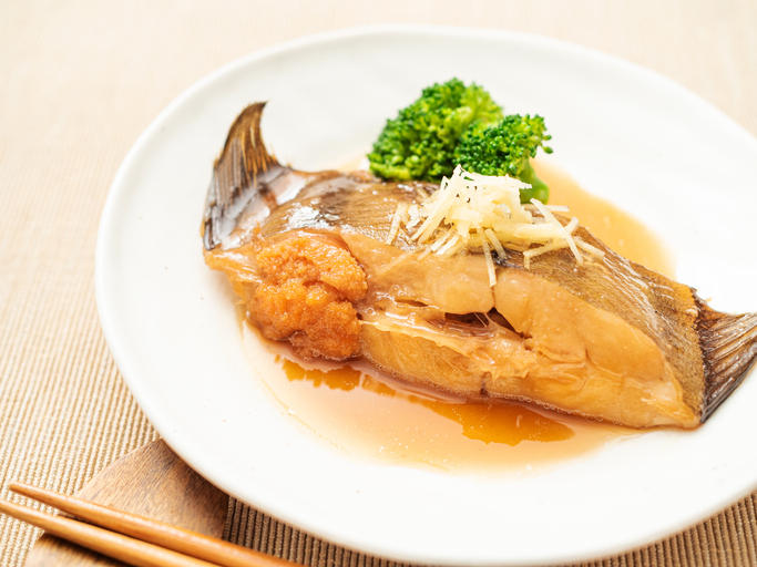 皿の上にある煮込んだヒラメ