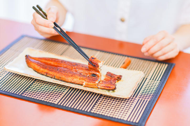 魚を食べる人の手元