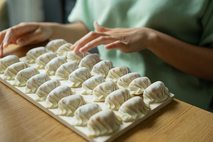 たくさん作った手作り餃子をまな板の上に並べている