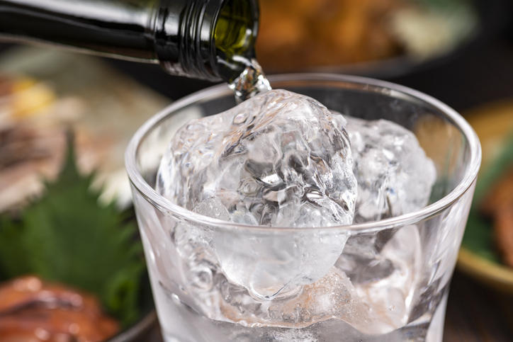 氷入りのグラスに注がれている焼酎