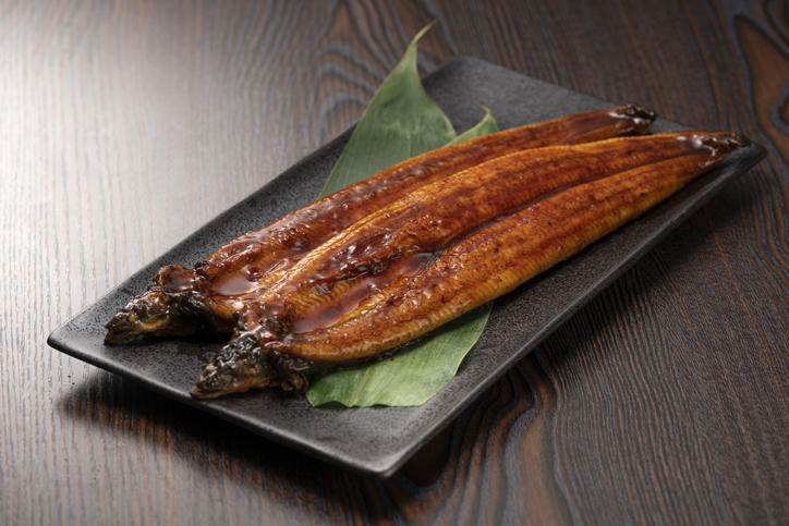 黒い皿にのったうなぎの蒲焼き