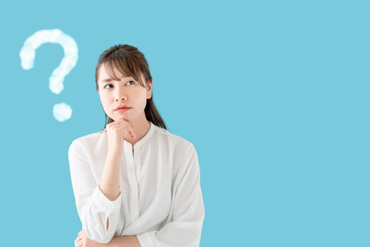 考えている女性とクエスチョンマーク
