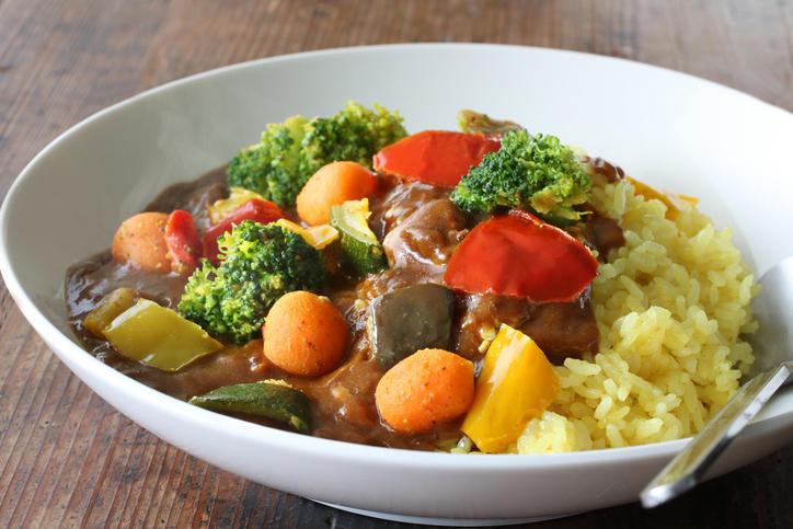白い皿にのった夏野菜カレー
