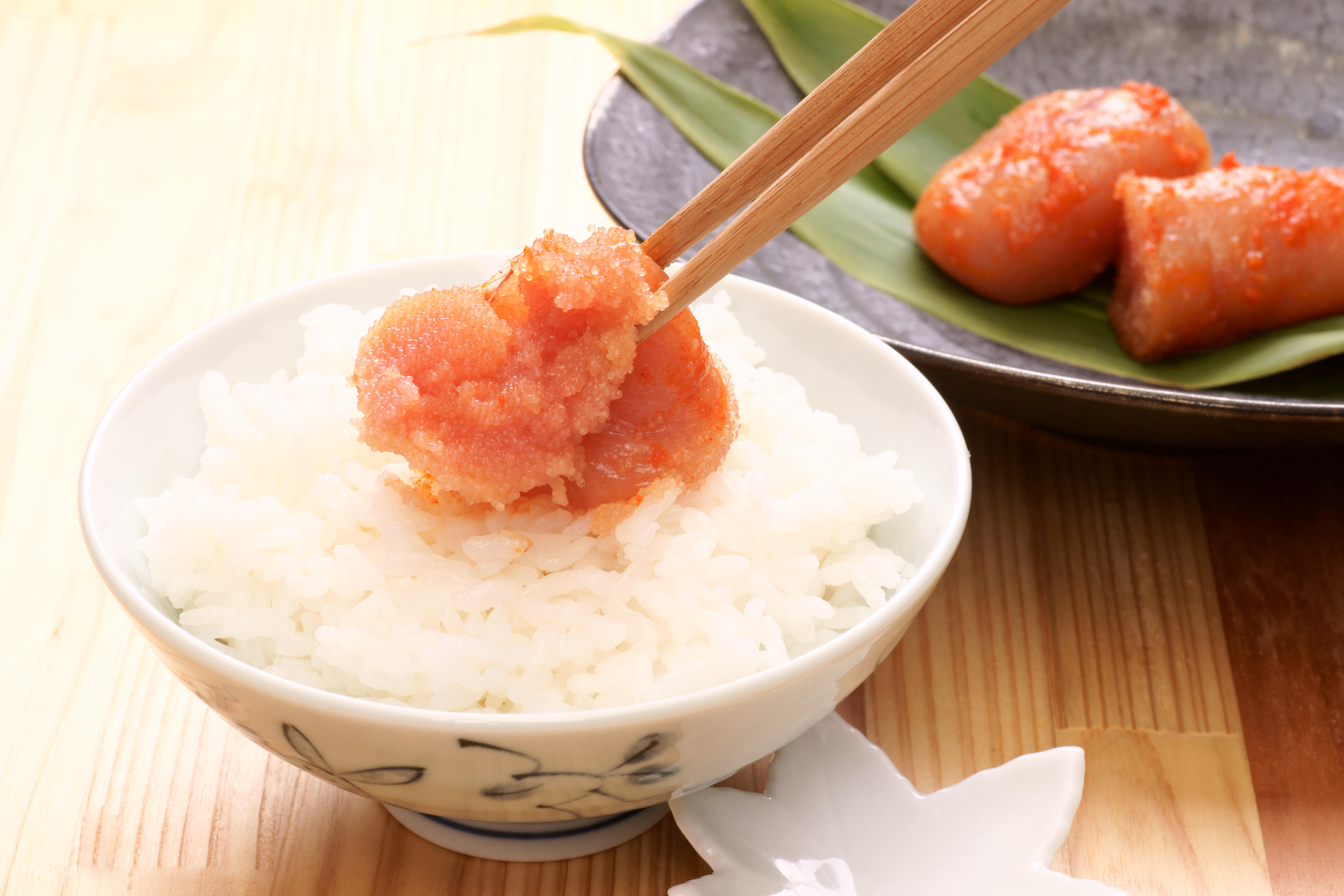 ご飯のうえにのった明太子とお箸