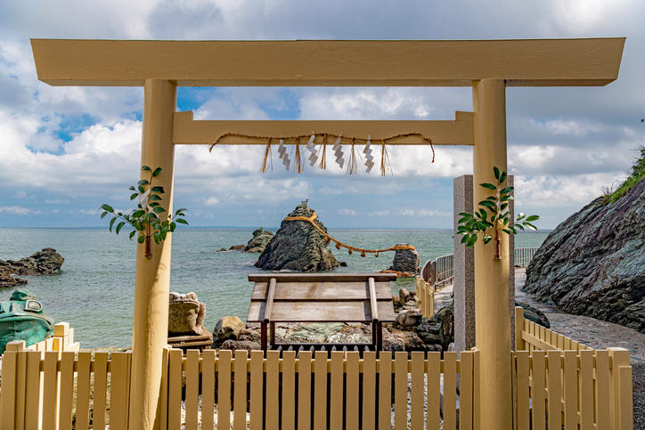 三重・伊勢市にある二見興玉神社の鳥居と海中の夫婦岩