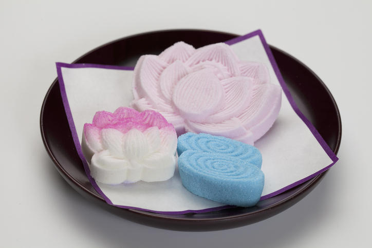 菓子鉢に盛られた淡い色合いの3種類の落雁