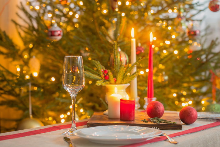 キャンドルが飾られた華やかなクリスマスのテーブル