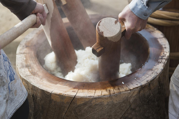 杵と臼を使って餅をついている