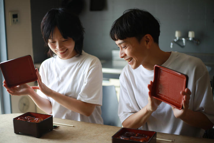 男性と女性がお重を開けている