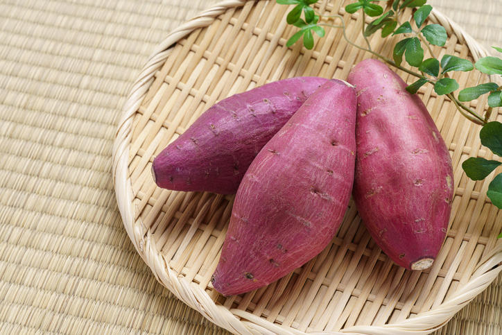竹かごに盛られたさつまいも