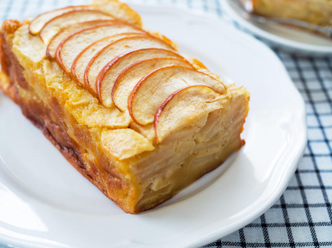 白い皿の上のスライスりんごを重ねて作ったケーキのアップ