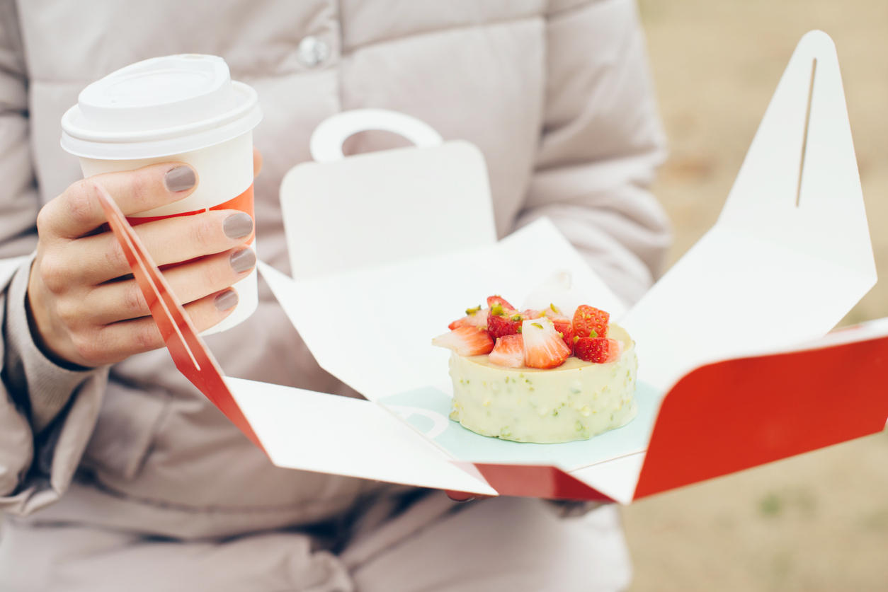 いちごのショートケーキが入った箱を開けた様子