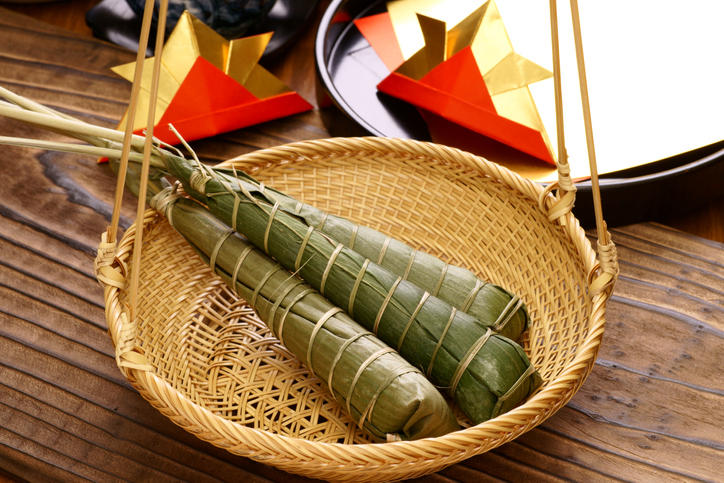 かごに入ったちまきと、赤・金色の折り紙かぶと