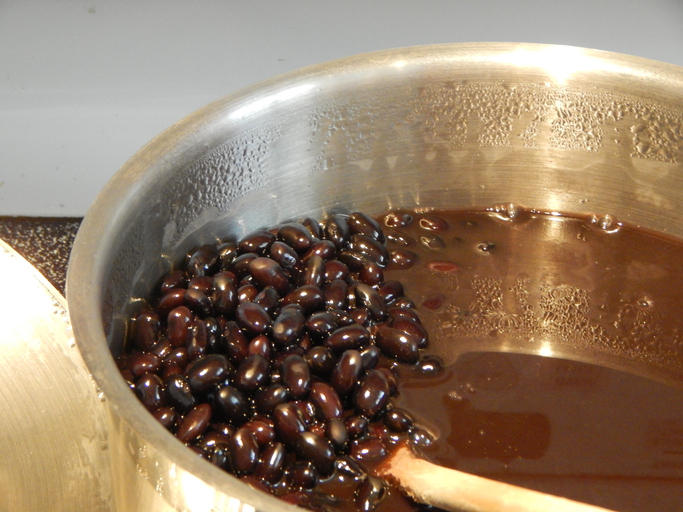 鍋で黒豆を煮ている様子