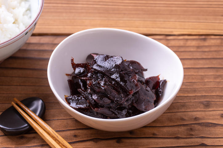 小鉢に盛り付けた昆布の佃煮