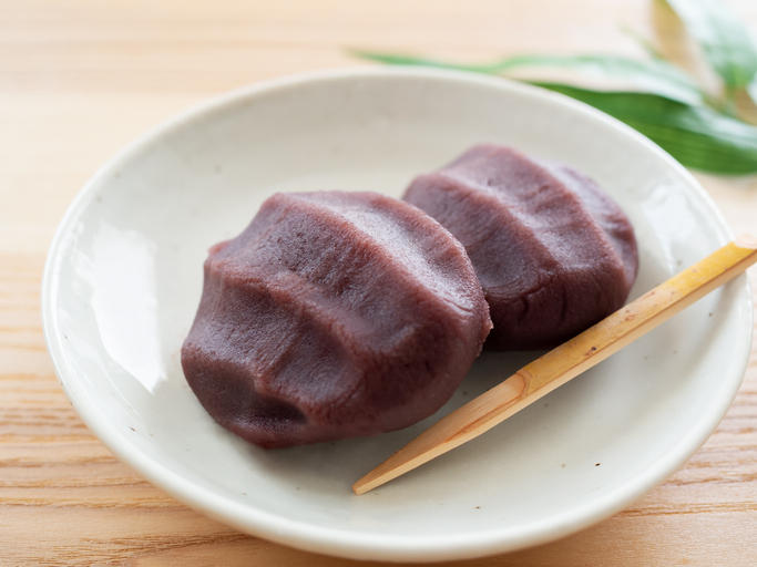 皿にのったあんころ餅