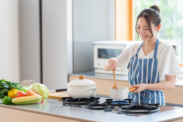 料理を楽しむ女性