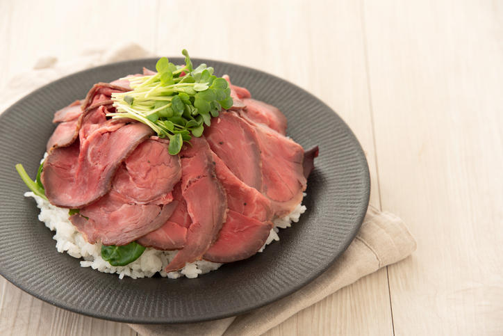 洋風のお皿に盛り付けられた、ローストビーフ丼
