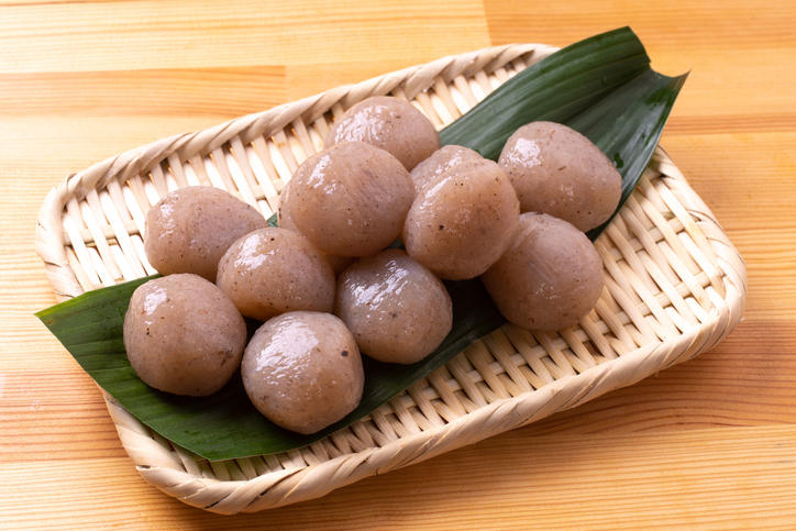 ザルの上に玉こんにゃくが盛り付けられている