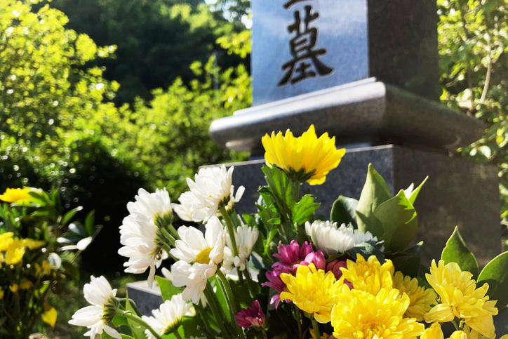 お花が飾られた日本のお墓