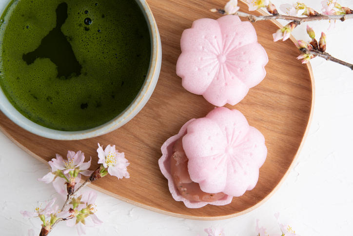 桜型のもなかと抹茶