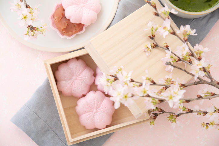 木箱に入った桜型の最中と傍らに桜の枝